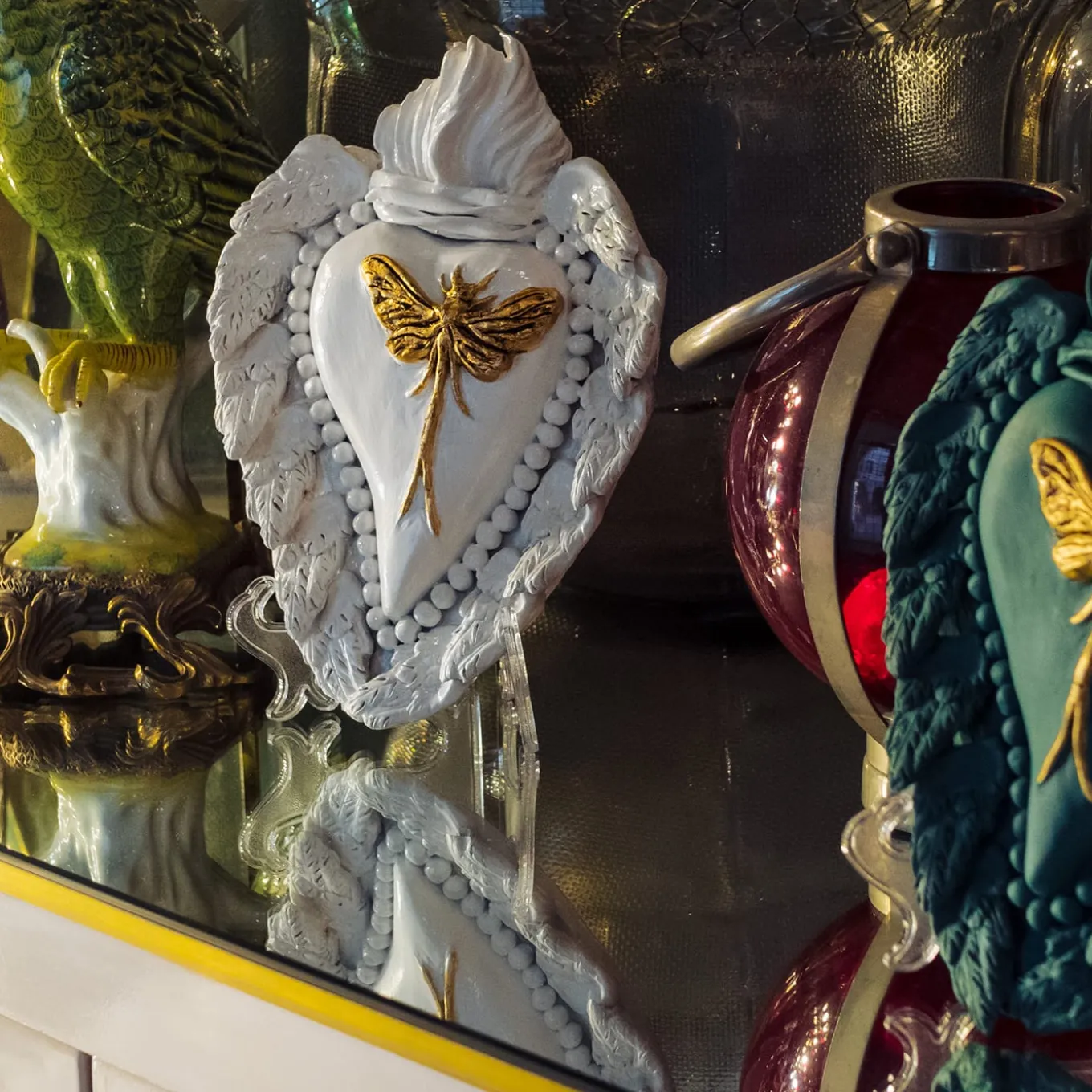 Ephemerus indossa un cuore in ceramica dorata