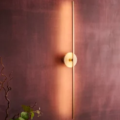 Essential Grand Stick Applique da parete in ottone satinato e alabastro