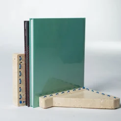 Fermalibri Lulù in Travertino con inserti in filo PVC blu