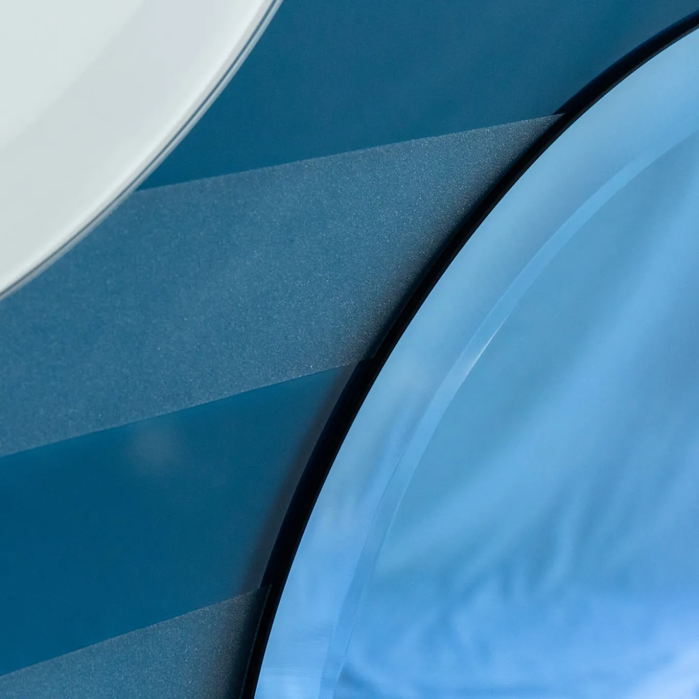 Figure M1 Specchio blu