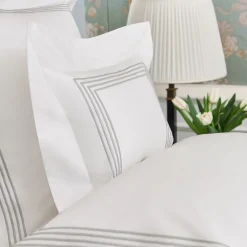 Four Generations, camicione bianco e grigio per il re degli Stati Uniti