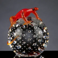 Geco di vetro rosso su sfera