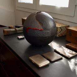 Globo decorativo grigio e rosso #92