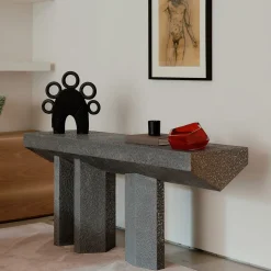 Imperfetto Console asimmetrica a tre gambe in metallo liquido di latta