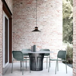 Lampada a sospensione da esterno Cordea in metallo nero con cinghia in pelle marrone