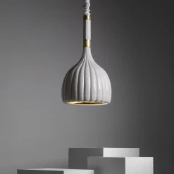 Lampada a sospensione in ceramica bianca smerlata