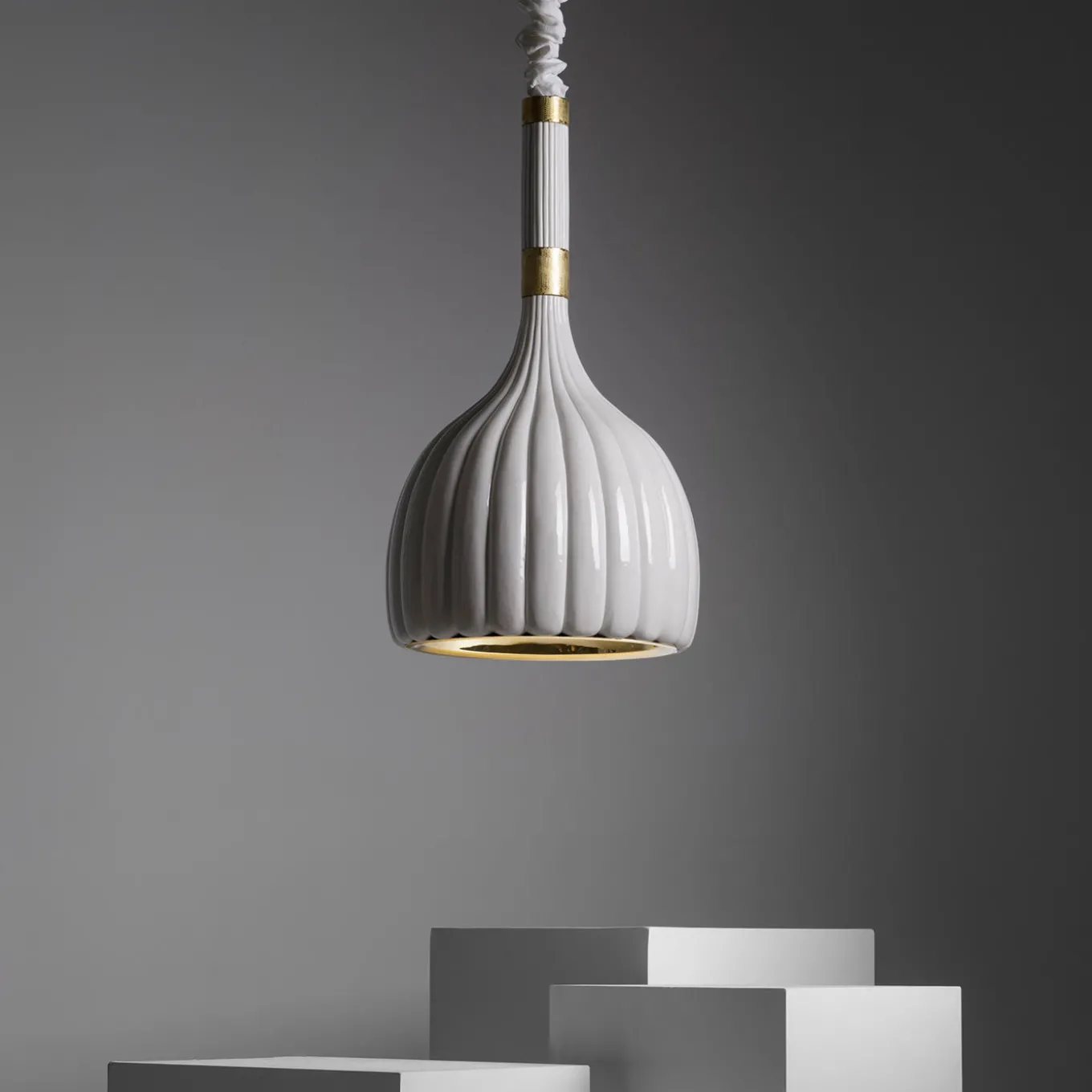 Lampada a sospensione in ceramica bianca smerlata