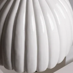 Lampada a sospensione in ceramica bianca smerlata