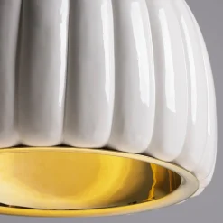 Lampada a sospensione in ceramica bianca smerlata