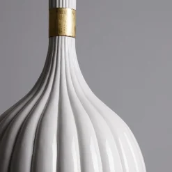 Lampada a sospensione in ceramica bianca smerlata