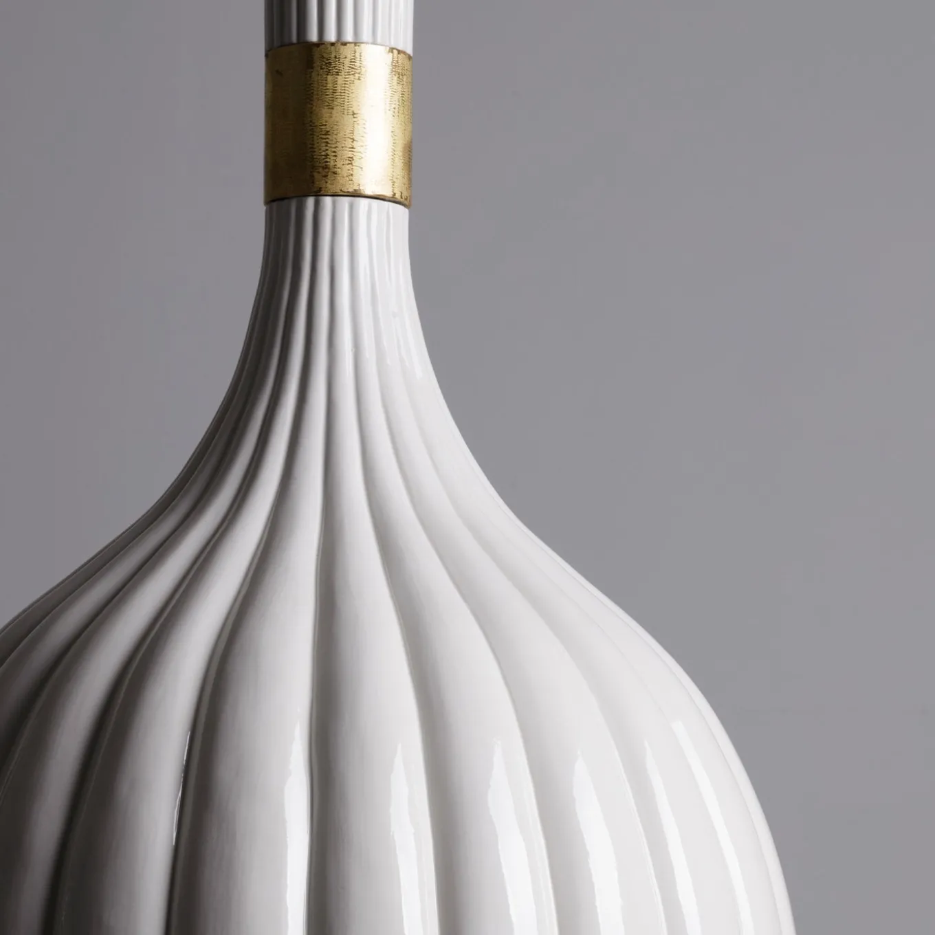 Lampada a sospensione in ceramica bianca smerlata