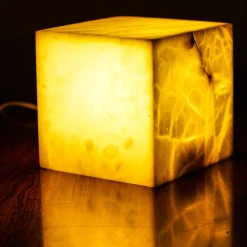 Lampada da tavolo Aura Cube in Alabastro