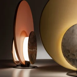 Lampada da tavolo Clis in rame satinato e onice viola