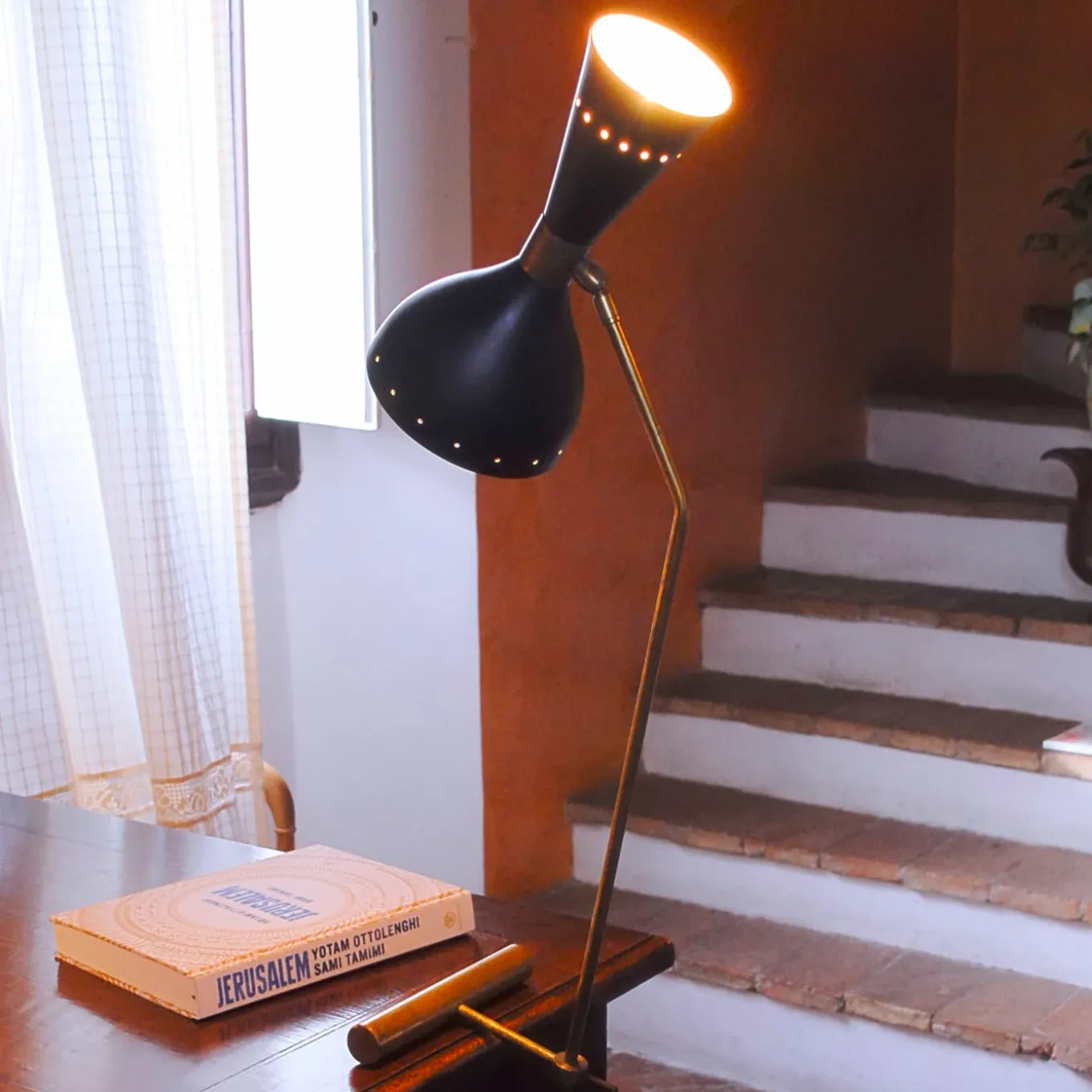 Lampada da tavolo Equilibrista in ottone