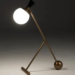 Lampada da tavolo Igloo in ottone brunito con sfera in vetro opaco