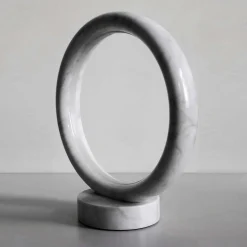 Lampada da tavolo in marmo di Carrara Artemisia di ADL Atelier Design Lab