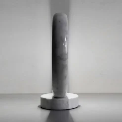 Lampada da tavolo in marmo di Carrara Artemisia di ADL Atelier Design Lab