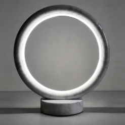 Lampada da tavolo in marmo di Carrara Artemisia di ADL Atelier Design Lab