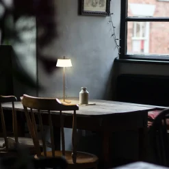 Lampada da tavolo Lara in bronzo