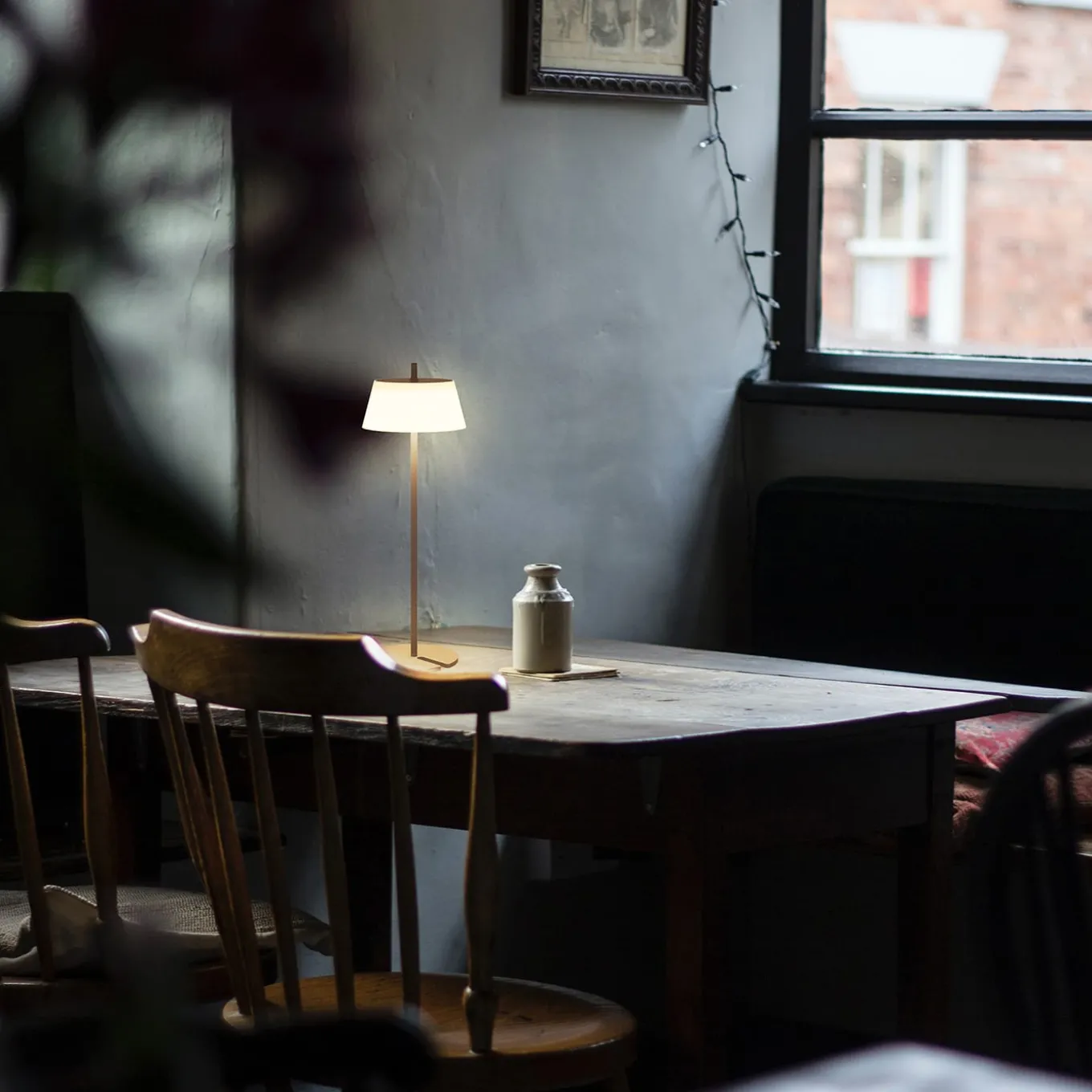 Lampada da tavolo Lara in bronzo