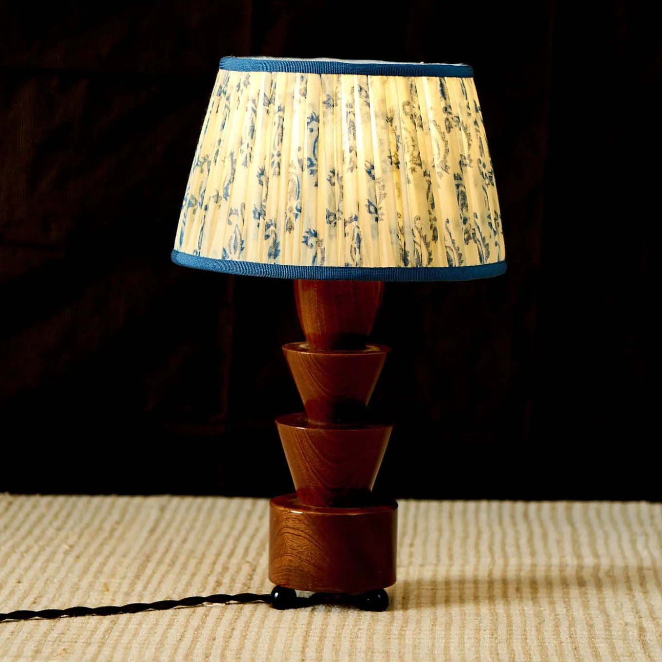 Lampada da tavolo Palmetta in mogano con paralume in seta