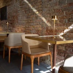 Lampada da Tavolo Ricaricabile Mina in Metallo con Finitura Dorata