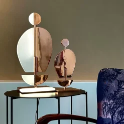 Lampada da tavolo scultorea Umanoide in ottone rosa e vetro opalino bianco