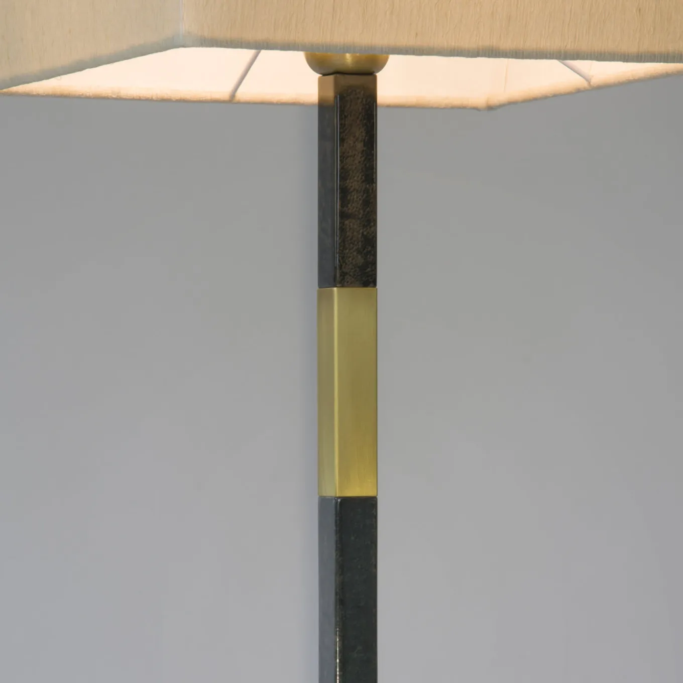 Lampada da tavolo Slim in ottone