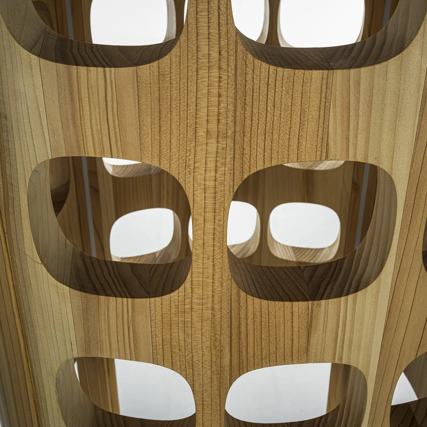 Lampada da terra Forella in legno massello di cedro