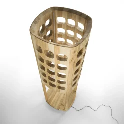 Lampada da terra Forella in legno massello di cedro