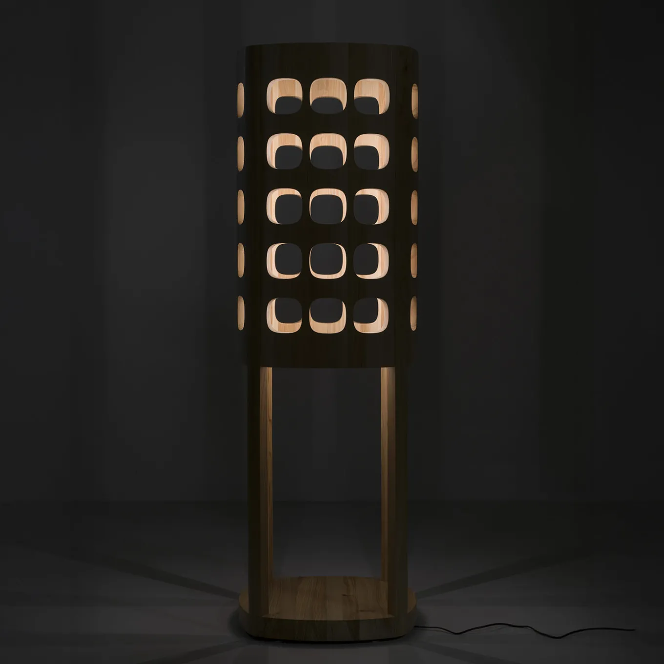 Lampada da terra Forella in legno massello di cedro