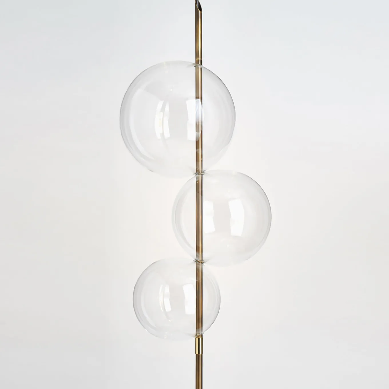 Lampada da terra Grandine a tre luci in ottone spazzolato invecchiato