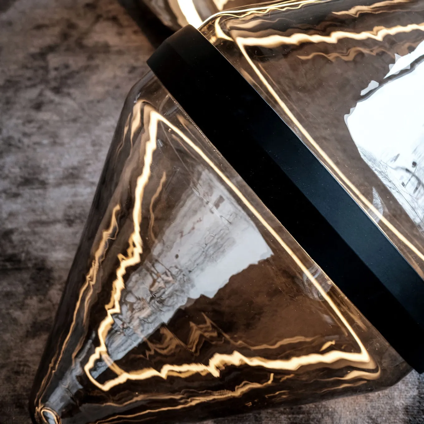 Lampada da terra Hollow Smoky Brown con anello nero di Dan Yeffet