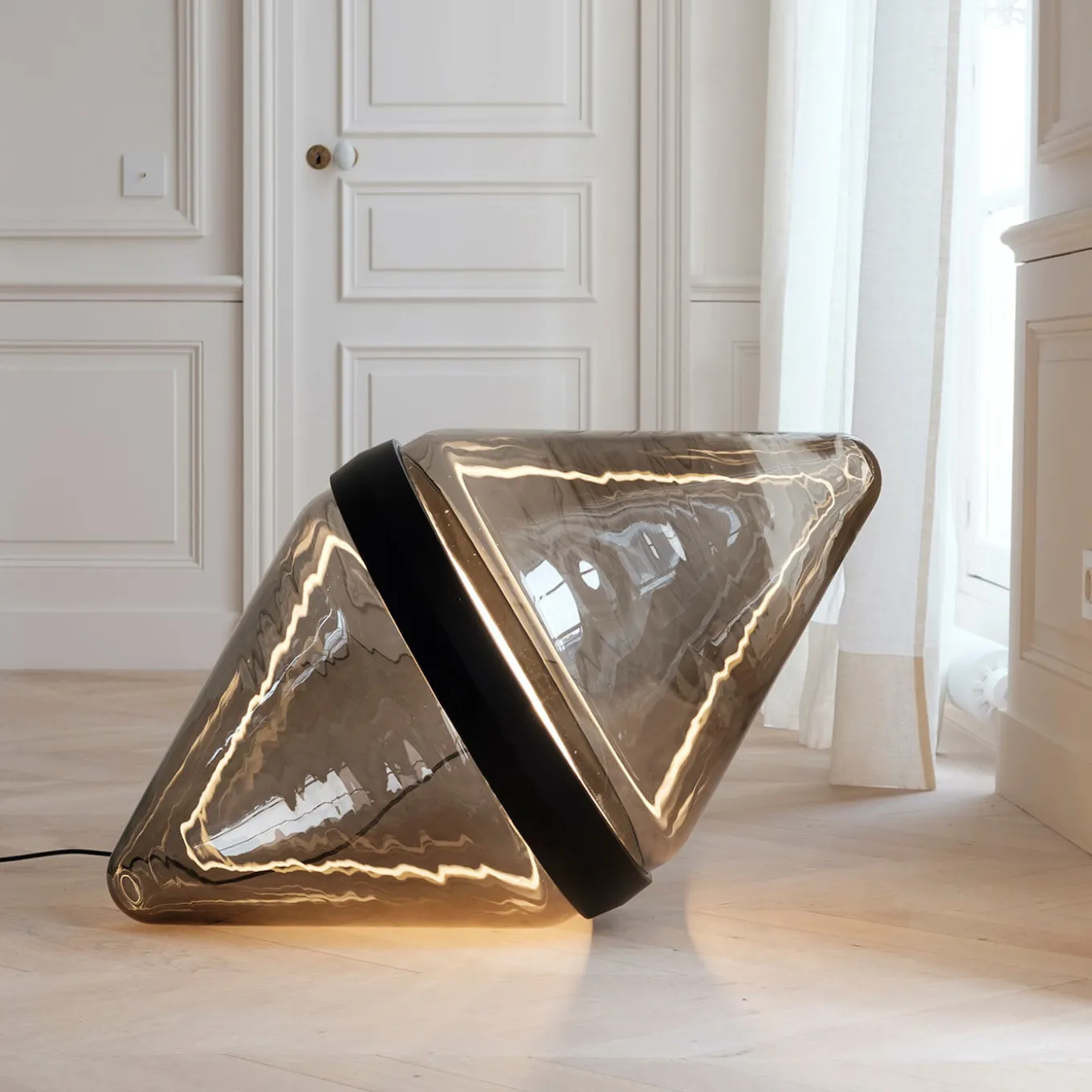 Lampada da terra Hollow Smoky Brown con anello nero di Dan Yeffet