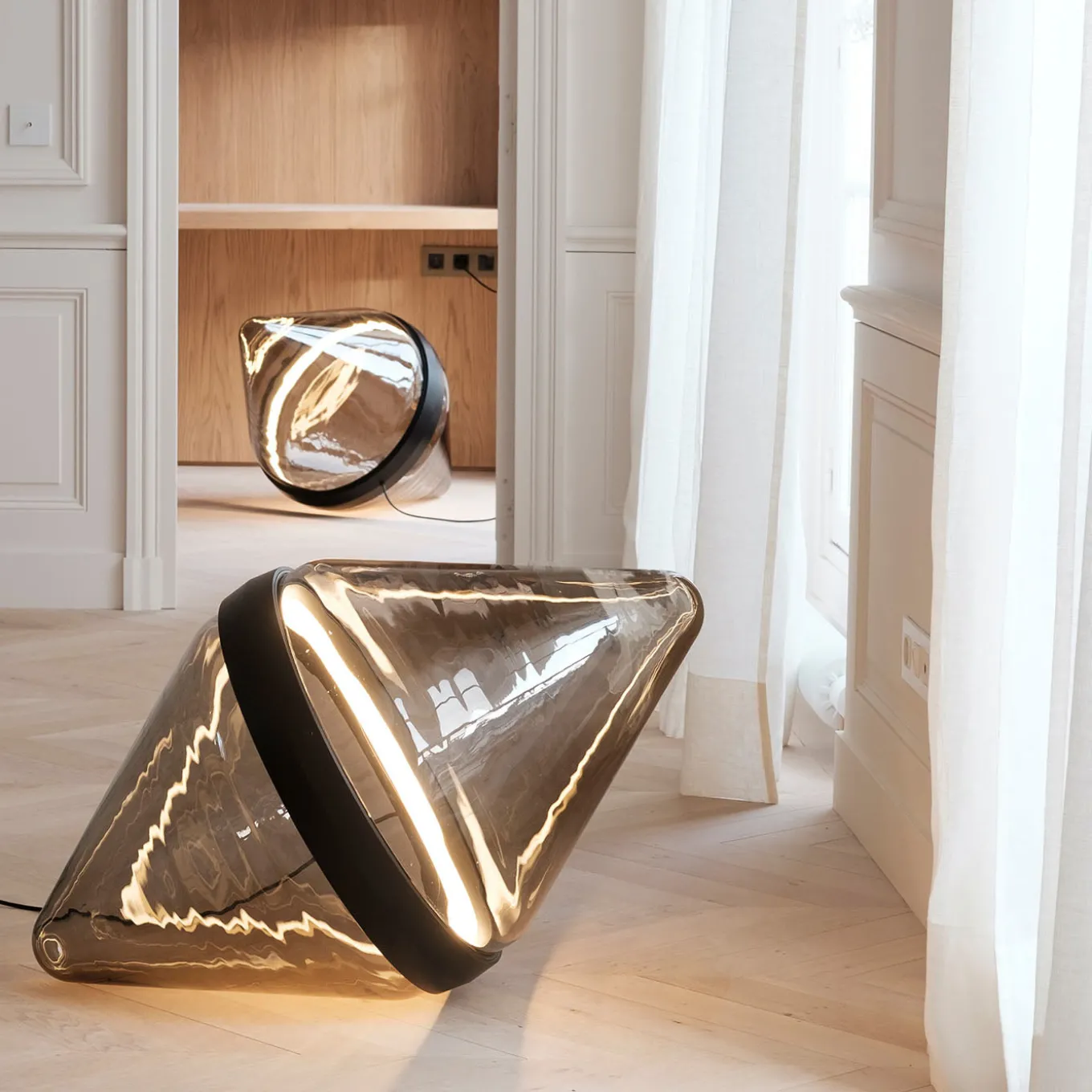 Lampada da terra Hollow Smoky Brown con anello nero di Dan Yeffet