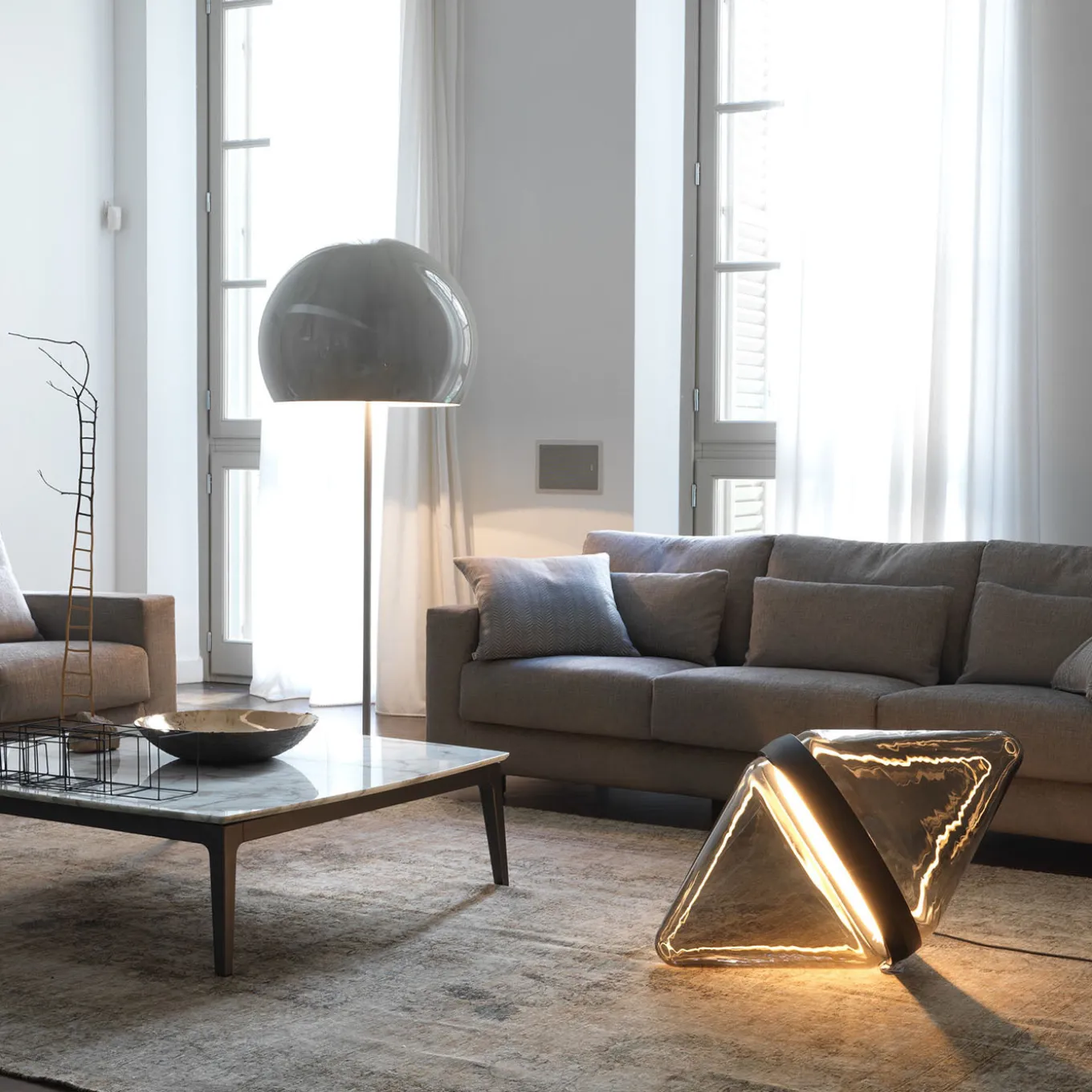 Lampada da terra Hollow Smoky Brown con anello nero di Dan Yeffet