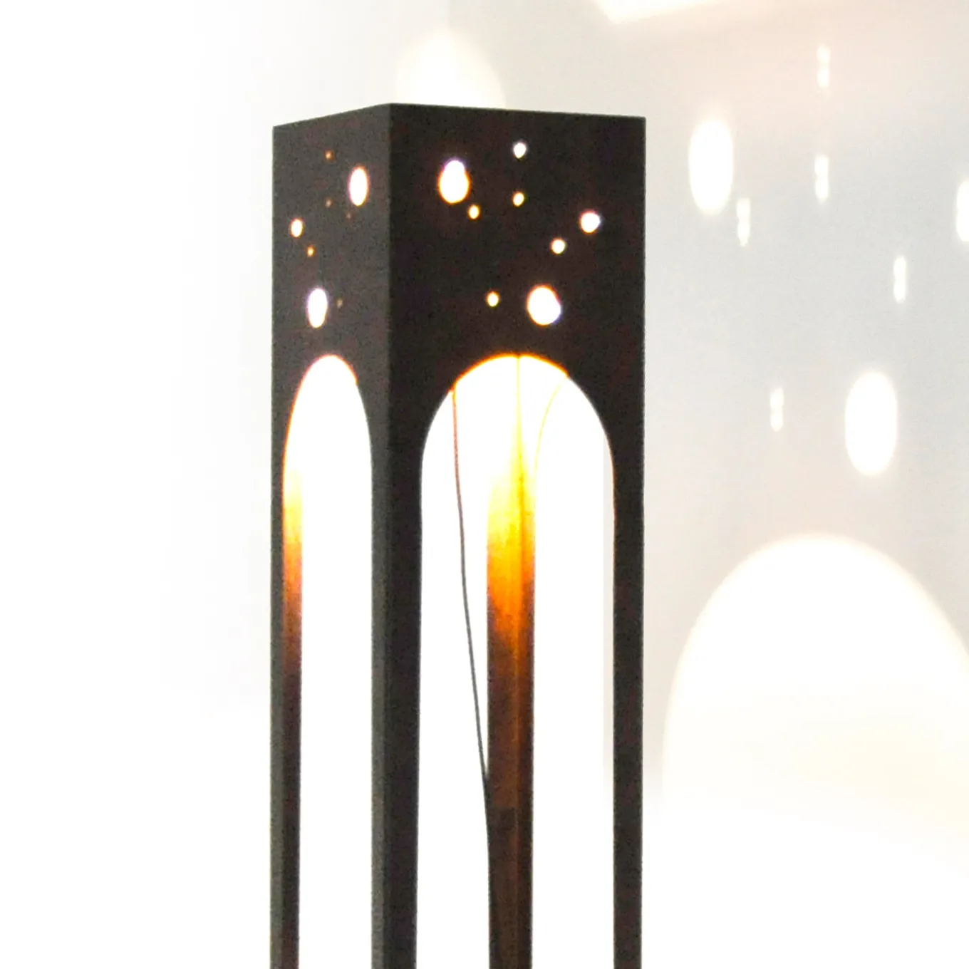 Lampada da terra Il Rifugio della Luna di Francesco Paolo Maria Giuliani