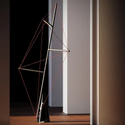 Lampada da terra in metallo con fasce rosse elastiche