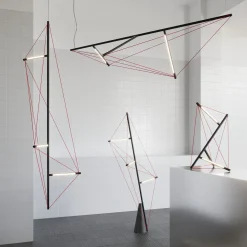 Lampada da terra in metallo con fasce rosse elastiche