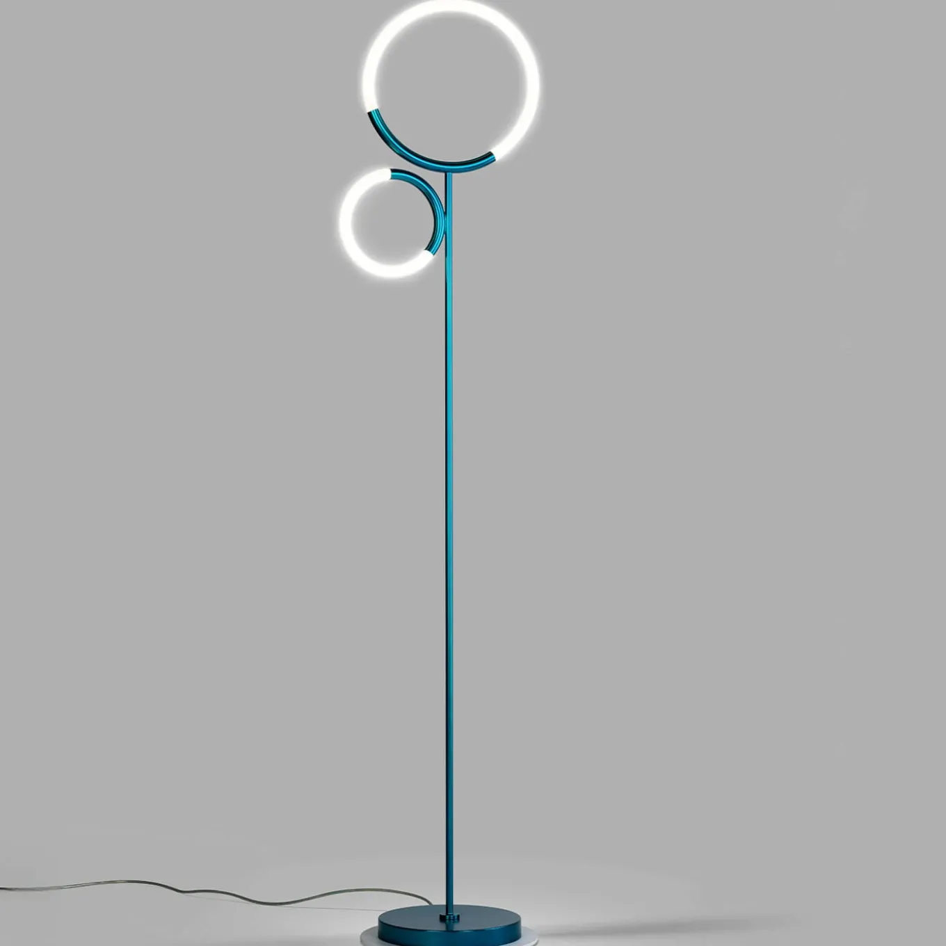 Lampada da terra Loop in metallo blu opaco