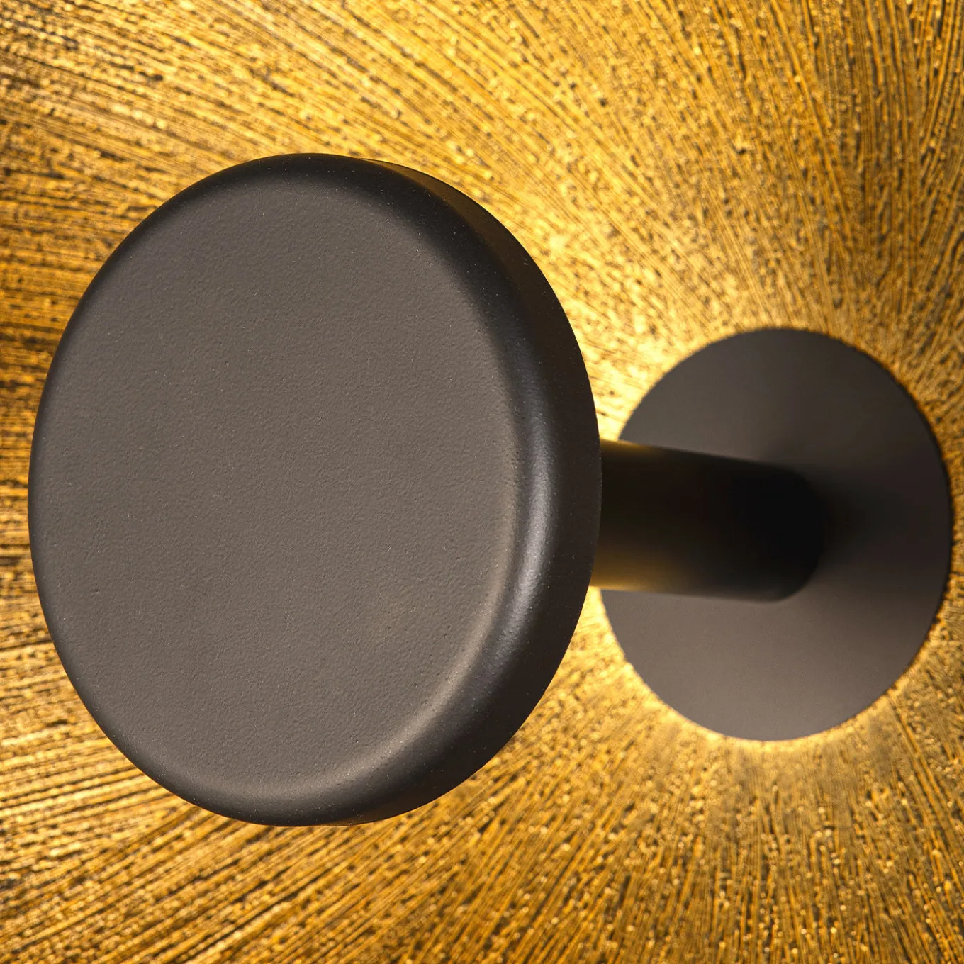 Lampada da terra Radar 600 in metallo nero e resina spazzolata oro