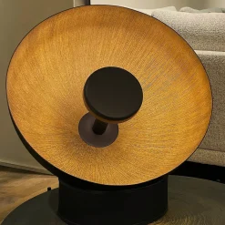 Lampada da terra Radar 600 in metallo nero e resina spazzolata oro