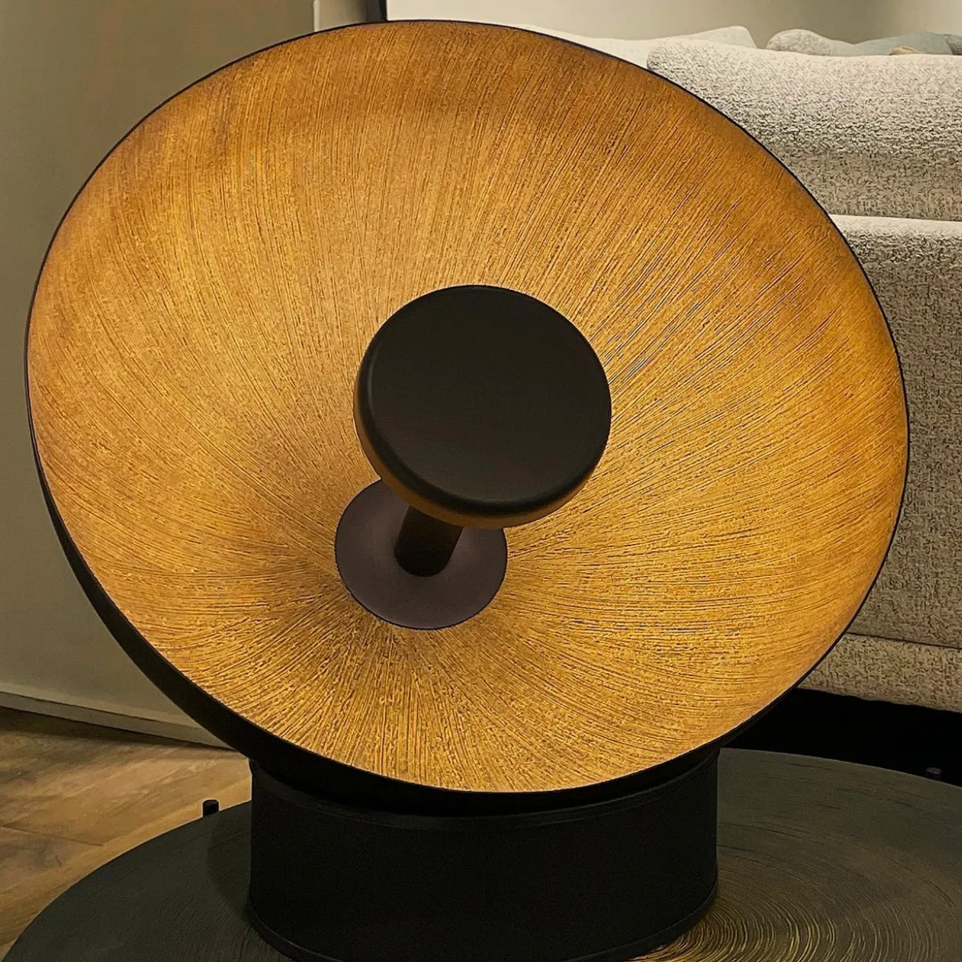 Lampada da terra Radar 600 in metallo nero e resina spazzolata oro