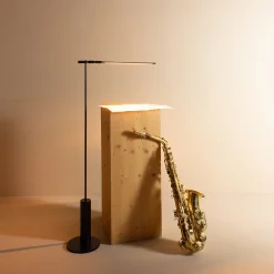 Lampada da terra ricaricabile Linea Nera in acciaio