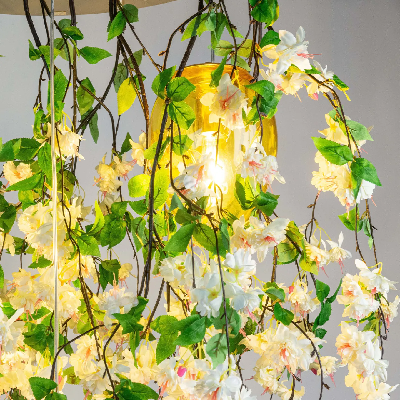 Lampadario rotondo a cascata Flower Power in cristallo bianco uovo