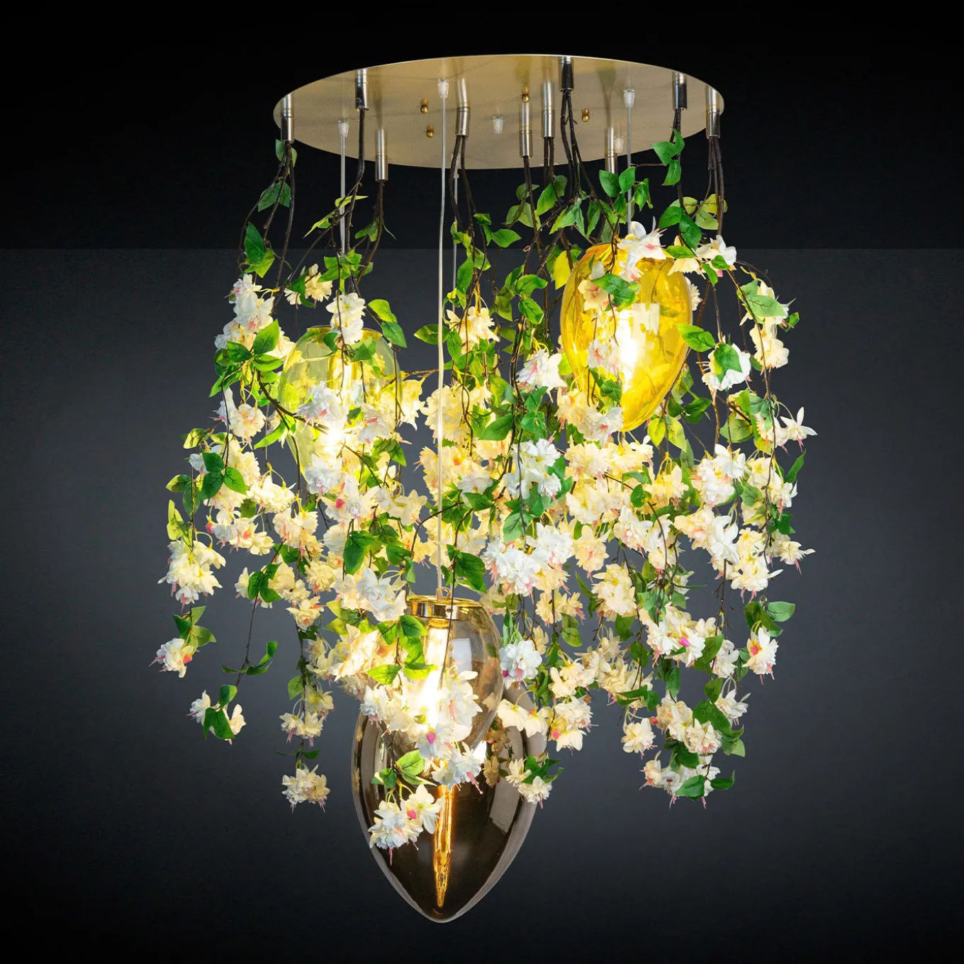 Lampadario rotondo a cascata Flower Power in cristallo bianco uovo