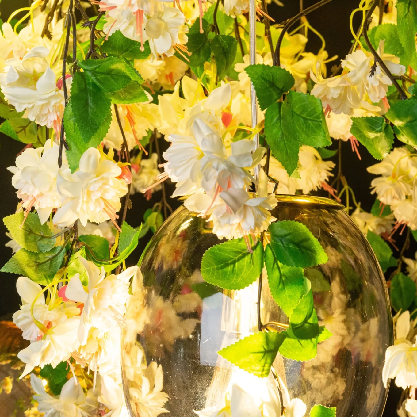 Lampadario rotondo a cascata Flower Power in cristallo bianco uovo