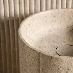 Lavabo a Colonna in Marmo Beige Sartoriale di Federico Peri