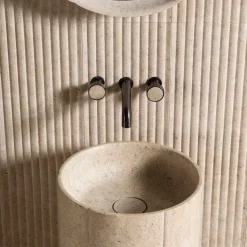 Lavabo a Colonna in Marmo Beige Sartoriale di Federico Peri