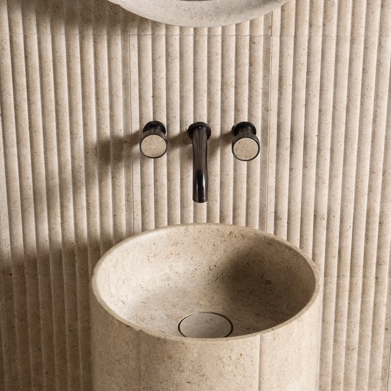 Lavabo a Colonna in Marmo Beige Sartoriale di Federico Peri
